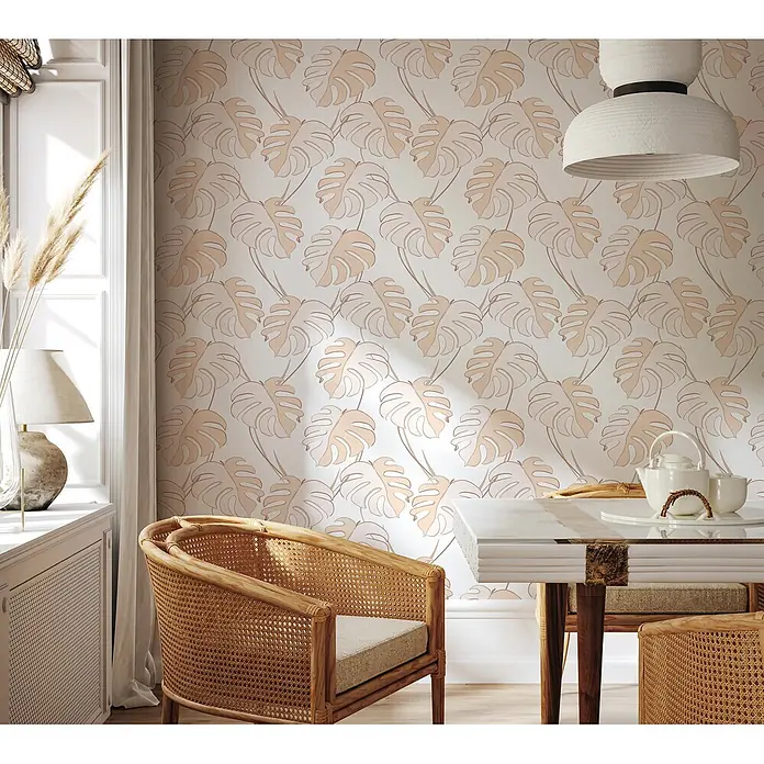 Livingwalls Vliestapete Floral, weiß-beige - 10.050 x 530 mm - Tapete mit Monstera-Blattmuster in Beige- und Hellbrauntönen an einer Wand in einem Essbereich.
