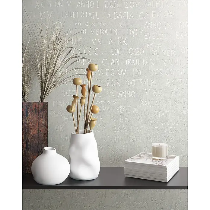 Livingwalls Vliestapete Grafisch, weiß-grau - 10.050 x 530 mm - Ein dunkelgraues Regal mit weißen Keramikvasen, einem Pflanzgefäß mit Gräsern, einer Vase mit Holzstäben und Zeitschriften mit Kerze.