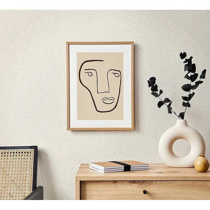 Livingwalls Vliestapete Struktur, hellbeige - 10.050 x 530 mm - Cremefarbene, strukturierte Tapete mit unregelmäßigem Faltenmuster an einer Wand mit Dekoration.