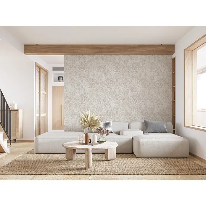 Livingwalls Vliestapete Ornamente, beige, hellgrau - 10.050 x 530 mm - Ein hellbeiges Ecksofa, ein runder Holztisch und ein natürlicher Webteppich in einem gemütlichen Wohnzimmer.
