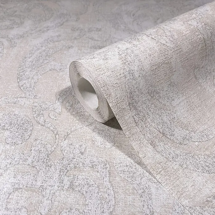 Livingwalls Vliestapete Ornamente, beige, hellgrau - 10.050 x 530 mm - Rolle strukturierter creme-grauer Tapete mit dezentem Damastmuster, teilweise abgerollt.