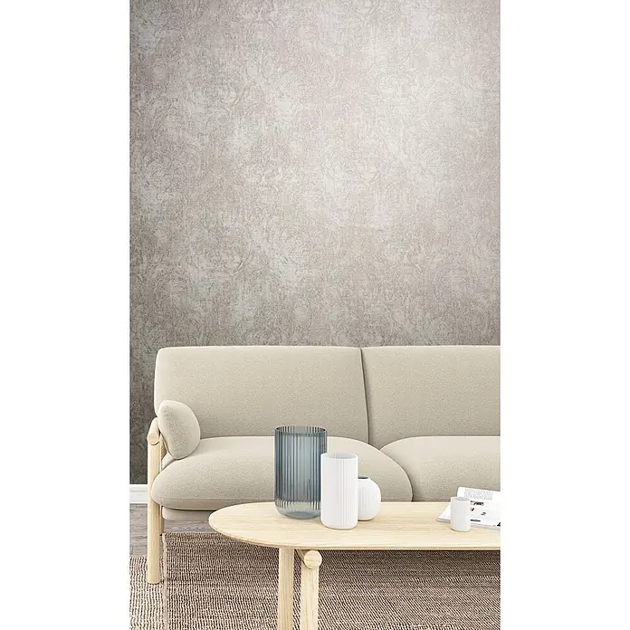 Livingwalls Vliestapete Ornamente, beige, hellgrau - 10.050 x 530 mm - Hellbeigefarbene Wand mit Damastmuster und strukturierter Oberfläche, eleganter Hintergrund für ein modernes Sofa.