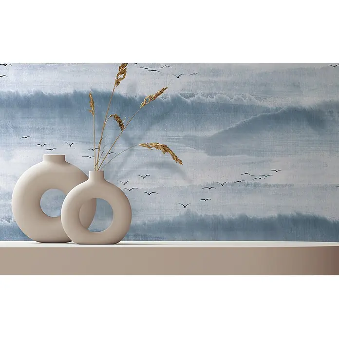 Livingwalls Vliestapete Grafisch, blau-weiß - 10.050 x 530 mm - Zwei beige Donut-Vasen mit Trockengras auf einem Regal.