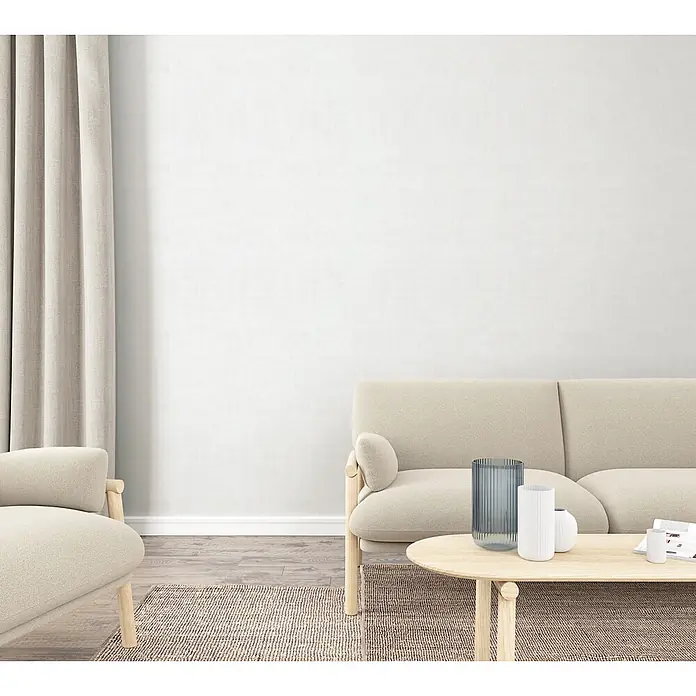 Livingwalls Vliestapete Uni, weiß -  - Neutral getöntes Wohnzimmer mit beigem Sofa, Sessel und hellbraunem Couchtisch auf einem gewebten Teppich.
