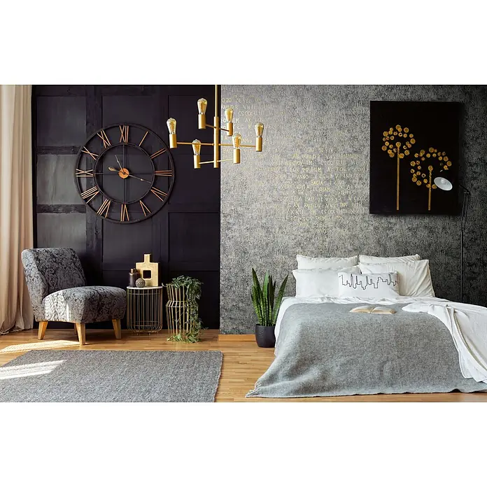 Livingwalls Vliestapete Grafisch, anthrazit - 10.050 x 530 mm - Elegante Raumgestaltung mit dunklen Paneelwänden, einer großen Uhr und goldenen Akzenten im Kontrast zu heller Bettwäsche.