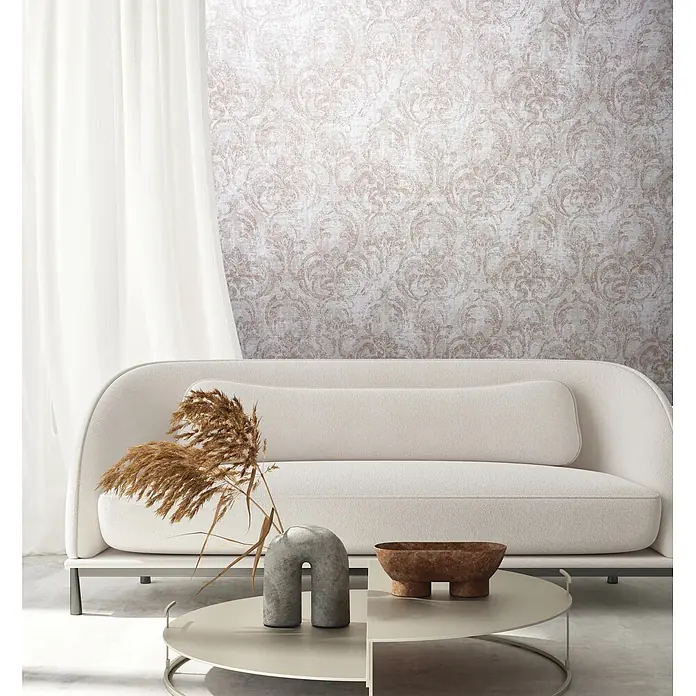Livingwalls Vliestapete Ornamente, beige-rot - 10.050 x 530 mm - Cremefarbenes Bouclé-Sofa mit Deko-Artikeln auf einem Couchtisch in einem modernen Wohnraum.