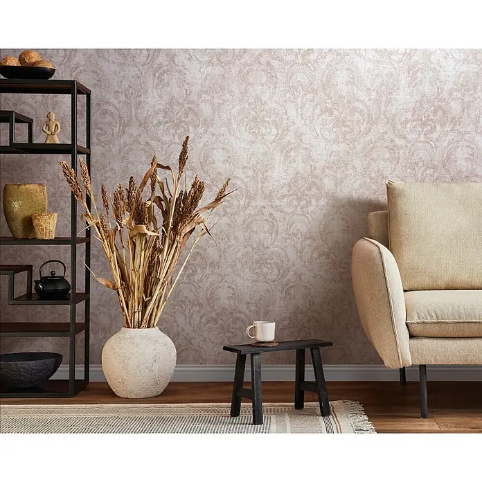 Livingwalls Vliestapete Ornamente, beige-rot - 10.050 x 530 mm - Gemütliches Wohnzimmer mit strukturierter Tapete, zartem Blumenmuster. Mit schwarzem Regal, getrockneten Pflanzen in Vase, kleinem Hocker mit Tasse, beigem Sofa.