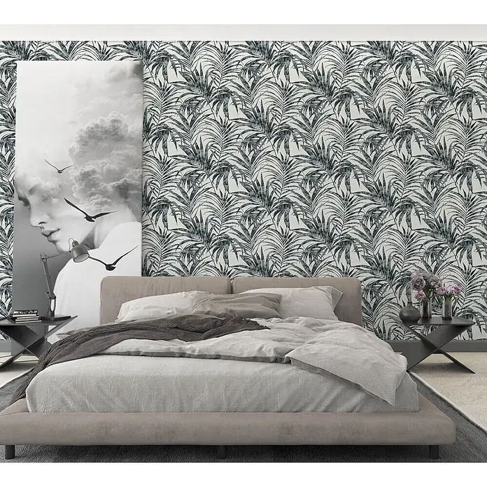 Livingwalls Vliestapete Floral, schwarz-weiß - 10.050 x 530 mm - Gepolstertes Bett in hellem Beigeton mit heller Bettwäsche und dunkelgrauem Überwurf in einem Schlafzimmer.