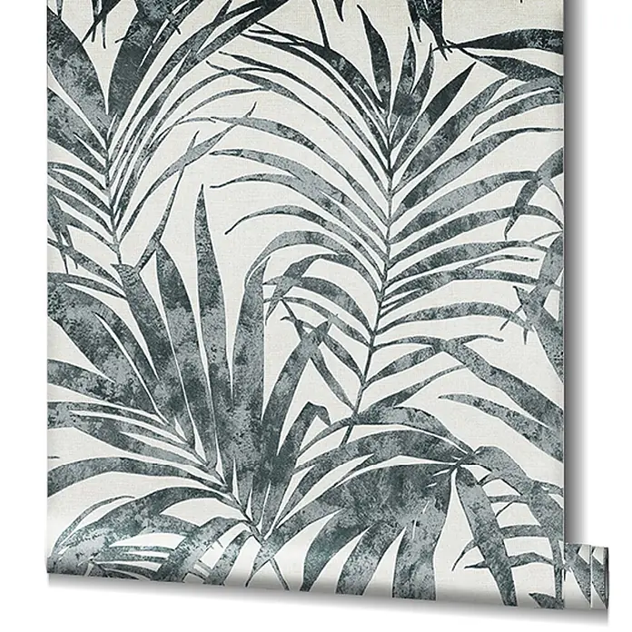 Livingwalls Vliestapete Floral, schwarz-weiß - 10.050 x 530 mm - Strukturierte dunkelblaue Palmenblatt-Tapetenrolle, teilweise abgerollt.