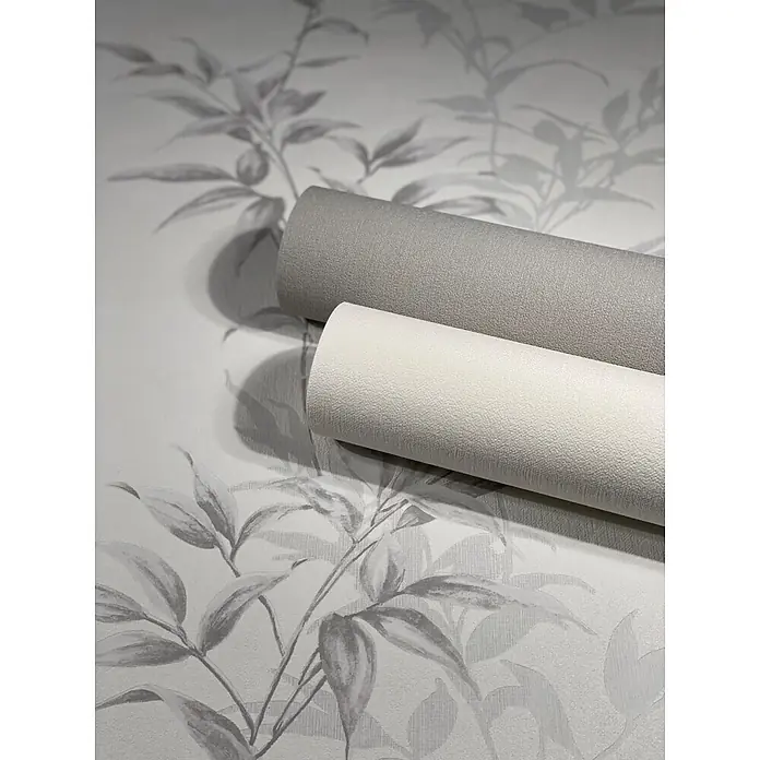 Livingwalls Vliestapete Floral, weiß, grau - weiß, 10.050 x 530 mm - Zwei strukturierte Tapetenrollen, grau und cremeweiß, auf gemusterter Tapete mit Blättern.