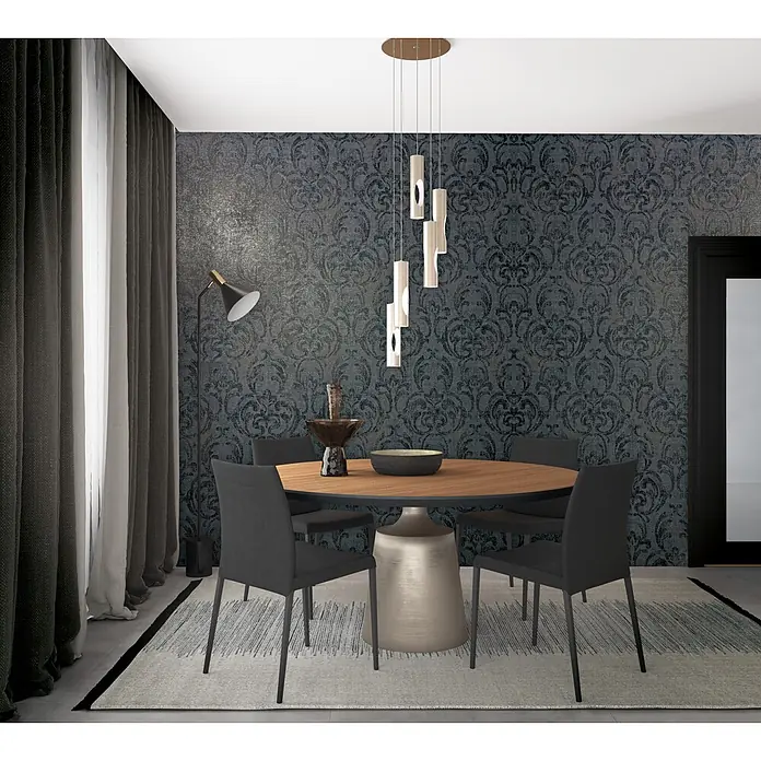 Livingwalls Vliestapete Ornamente, schwarz - 10.050 x 530 mm - Moderner Essbereich mit rundem Holztisch, dunklen Stühlen und Kronleuchter vor gemusterter Tapete.