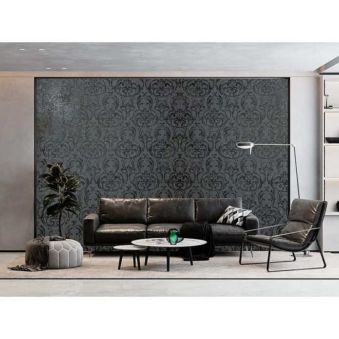 Livingwalls Vliestapete Ornamente, schwarz - 10.050 x 530 mm - Dunkelgraue Damastmuster-Tapete mit strukturierter Oberfläche, als Akzentwand in einem modernen Wohnzimmer.