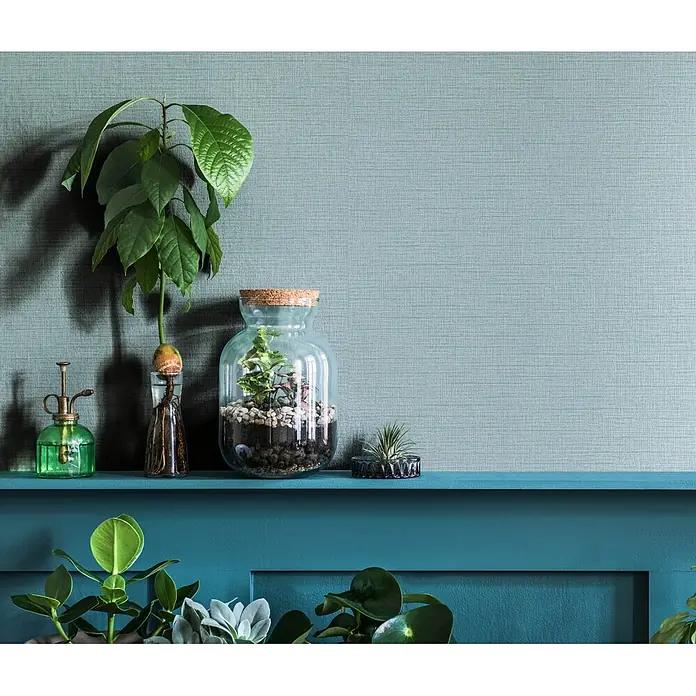 Livingwalls Vliestapete Uni, grün - 10.050 x 530 mm - Strukturierte blaugrüne Tapete und passendes petrolfarbenes Regal mit verschiedenen Pflanzen und stilvoller Deko.
