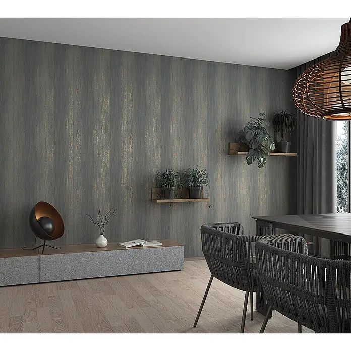 Livingwalls Vliestapete Struktur, anthrazit - anthrazit - Strukturierte dunkelgraue Tapete mit goldenen, vertikalen Streifen an der Wand eines modernen Raumes.