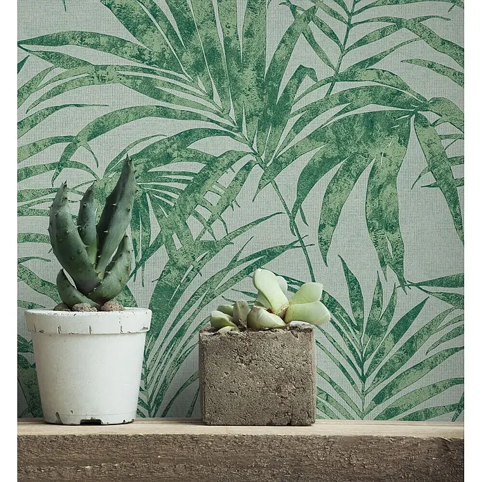 Livingwalls Vliestapete Floral, grün - 10.050 x 530 mm - Grüne Palmenblatt-Tapete, schafft eine tropische Kulisse für Pflanzen auf einem Holzregal.