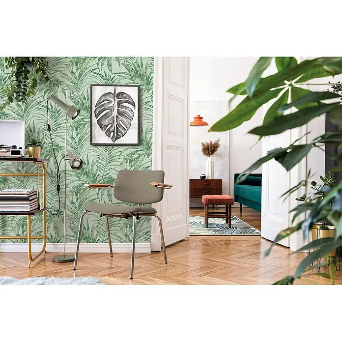 Livingwalls Vliestapete Floral, grün - 10.050 x 530 mm - Grüne Tapete mit tropischem Blattmuster, die eine lebendige Akzentwand in einem stilvollen Wohnraum schafft.