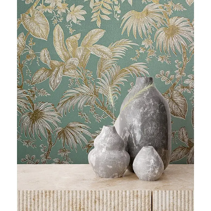 Livingwalls Vliestapete Floral, grün, gold - 10.050 x 530 mm - Drei graue strukturierte Vasen stehen auf einer beigen gerillten Oberfläche.