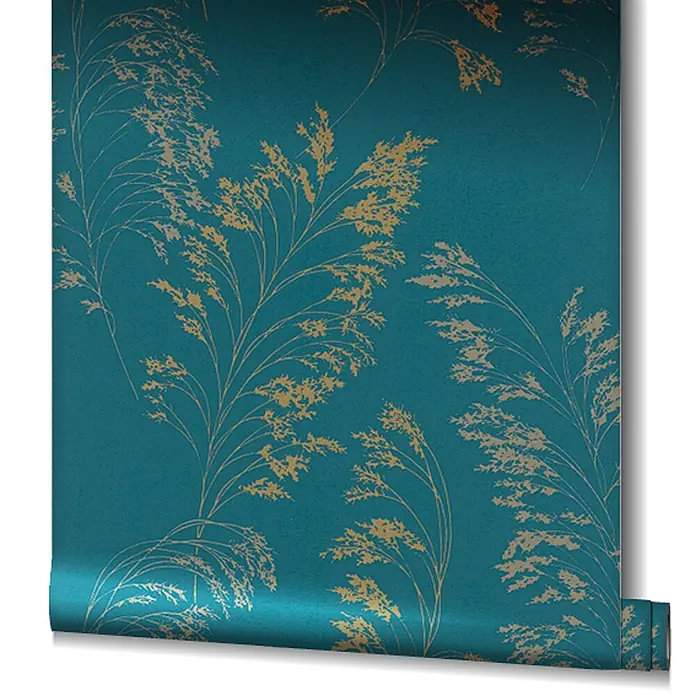 Livingwalls Vliestapete Floral, petrol-gold - 10.050 x 530 mm - Türkisfarbene Tapetenrolle mit schimmernden goldenen Schilfmustern, teilweise abgerollt.