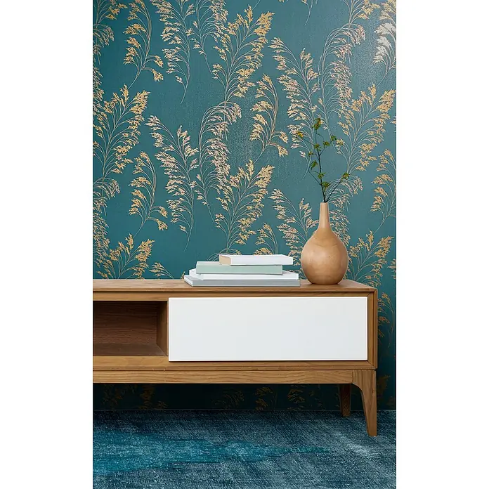 Livingwalls Vliestapete Floral, petrol-gold - 10.050 x 530 mm - Hölzerne Medienkonsole mit weißen Schubladenfronten, mit Büchern und einer Vase dekoriert, in einem stilvollen Raum.