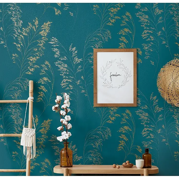 Livingwalls Vliestapete Floral, petrol-gold - 10.050 x 530 mm - Türkisfarbene Tapete mit schimmerndem Goldmuster aus Schilf, die einen ruhigen Hintergrund für natürliche Wohnkultur bildet.