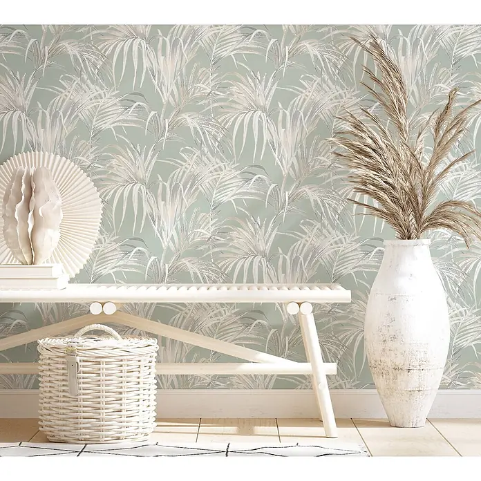 Livingwalls Vliestapete Floral, beige-grün - 10.050 x 530 mm - Grüne Tapete mit weißem, grauem und beigem Palmenblattmuster an einer Wand.