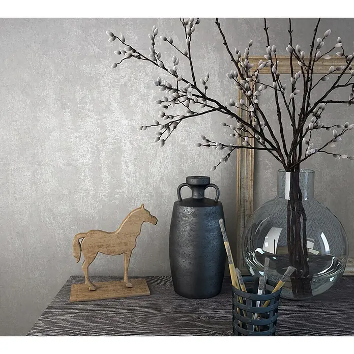 Livingwalls Vliestapete Struktur, weiß-grau -  - Eine Dekoration mit Holzpferd, dunkler Metallvase, Glasvase mit Weidenkätzchenzweigen und Pinseln auf einem dunklen Holztisch.