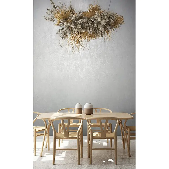 Livingwalls Vliestapete Struktur, weiß-grau -  - Modernes Esszimmer mit hellem Holztisch und geflochtenen Stühlen, zweifarbige Vasen. Darüber hängt ein großes Trockenblumenarrangement.