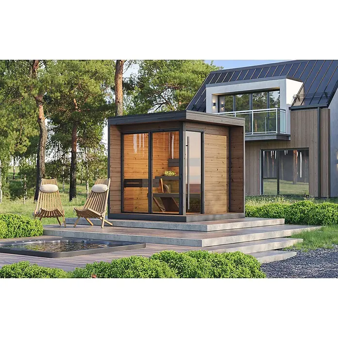 Weka Saunahaus Viira 2 - L x B x H: 229 x 229 x 234,9 cm, Natur, Ohne Ofen - Outdoor-Saunakabine aus Holz mit Glastüren und dunklem Rahmen, in einem modernen Garten mit Whirlpool und Liegestühlen.
