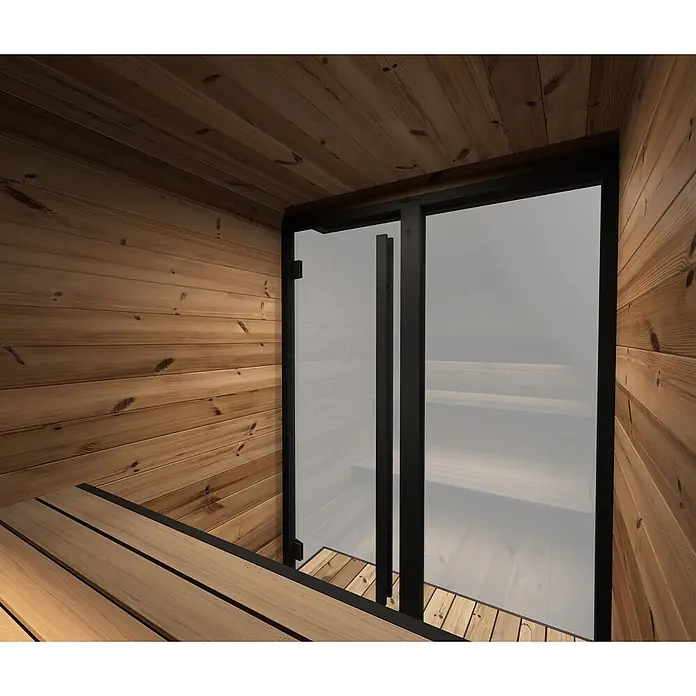 Weka Saunahaus Viira 1 - L x B x H: 201,6 x 149,6 x 216,1 cm, Natur, Mit 9 kW Ofen mit integrierter Steuerung - Sauna-Innenraum mit Holzwänden und Bank, ausgestattet mit einer klaren Glastür mit schwarzem Rahmen und Griffen.