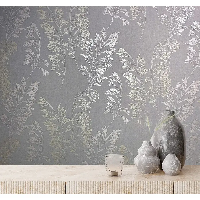 Livingwalls Vliestapete Floral, hellgrau, pearl - 10.050 x 530 mm - Graue Tapete mit schimmernden silbernen und goldenen Schilfmustern, die eine Wand über einem hellen Schrank schmückt.
