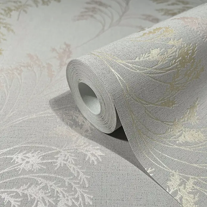 Livingwalls Vliestapete Floral, hellgrau, pearl - 10.050 x 530 mm - Hellgraue strukturierte Tapetenrolle mit zarten botanischen Mustern in Hellbeige und gedämpftem Rosa, teilweise abgerollt.