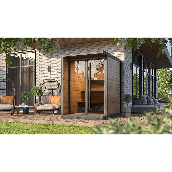 Weka Saunahaus Viira 1 - L x B x H: 201,6 x 149,6 x 216,1 cm, Natur, Mit 9 kW Ofen mit integrierter Steuerung - Kompakte Außensauna mit Holzverkleidung und Glastüren auf einer modernen Terrasse, integriert in die Hausfassade.