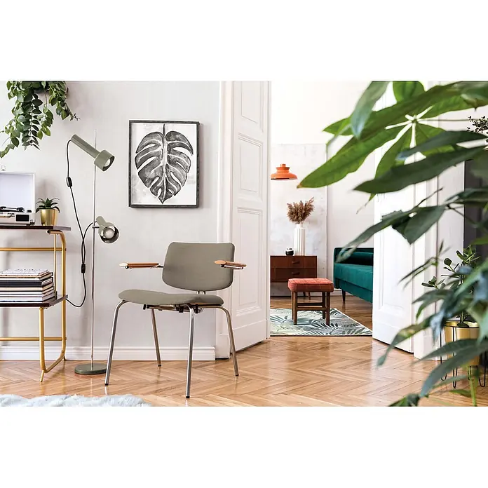 Livingwalls Vliestapete Struktur, weiß -  - Ein stilvolles Zimmer mit grauem Stuhl, Messingregal und grüner Stehlampe im Vordergrund, das durch eine offene Tür zu einem Wohnbereich mit grünem Sofa und orangefarbenen Akzenten führt.