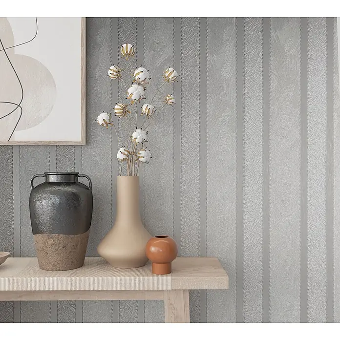 Livingwalls Vliestapete Streifen, grau metallic -  - Strukturierte grau gestreifte Tapete bildet modernen Hintergrund für einen Holztisch mit eleganten Vasen und Baumwollzweigen.