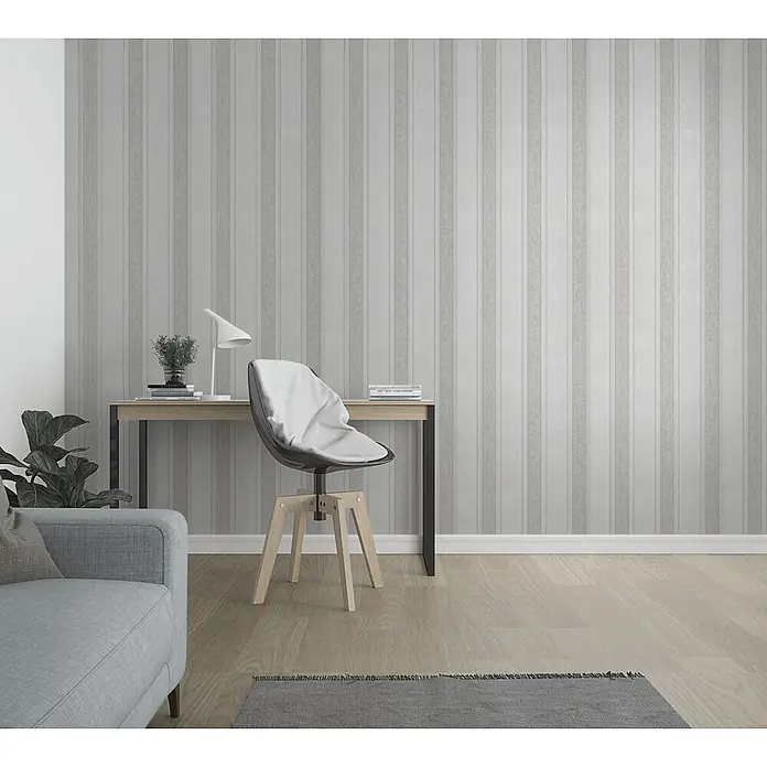 Livingwalls Vliestapete Streifen, grau metallic -  - Modernes Home-Office mit hellgrauer gestreifter Tapete, einem Holzschreibtisch und einem grauen Stuhl. Ein blaues Sofa ist teilweise sichtbar.