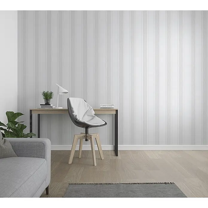 Livingwalls Vliestapete Streifen, weiß metallic - 10.050 x 530 mm - Hellgraue gestreifte Tapete in einem modernen Raum mit dezent strukturierten vertikalen Streifen.