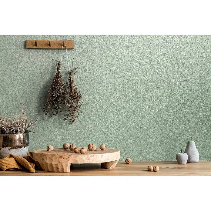 Livingwalls Vliestapete Struktur, hellgrün - 10.050 x 530 mm - Strukturierte Wand mit getrockneten Kräutern am Kleiderhaken, Walnüssen auf einem Holzbrett und Keramikfrüchten in rustikaler Raumgestaltung.