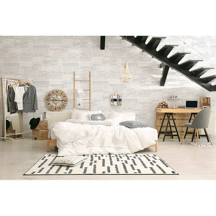 Livingwalls Vliestapete Grafisch, weiß -  - Ein stilvolles modernes Schlafzimmer mit Bett, Schreibtisch, Kleiderständer und gemustertem Teppich.