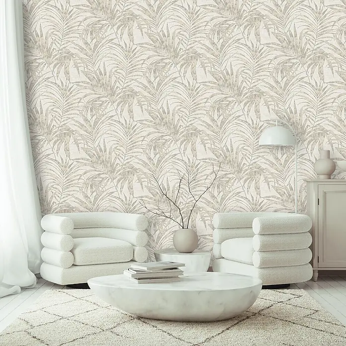 Livingwalls Vliestapete Floral, weiß, greige -  - Hellbeige Tapete mit verwittertem Palmenblattmuster, die eine Wand in einem modernen Raum bedeckt.