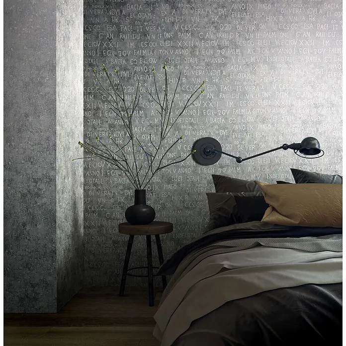 Livingwalls Vliestapete Grafisch, grau-braun - 10.050 x 530 mm - Graue strukturierte Tapete mit weißen Beschriftungen, die eine industrielle oder gealterte Ästhetik im Schlafzimmer schafft.