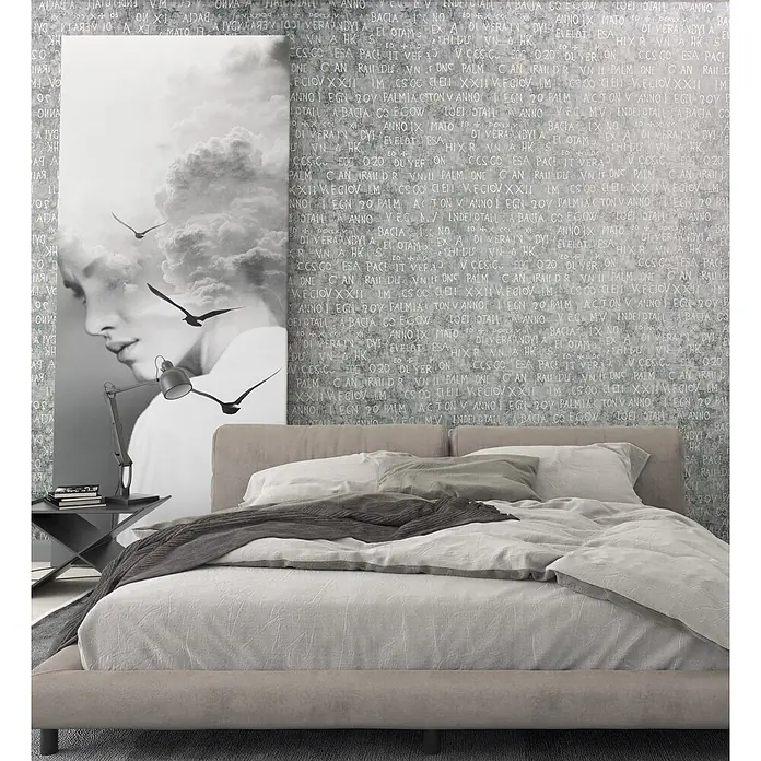 Livingwalls Vliestapete Grafisch, grau-braun - 10.050 x 530 mm - Beige gepolstertes Bett mit hellgrauer Bettwäsche und dunklem grauen Überwurf in einem modernen Schlafzimmer.