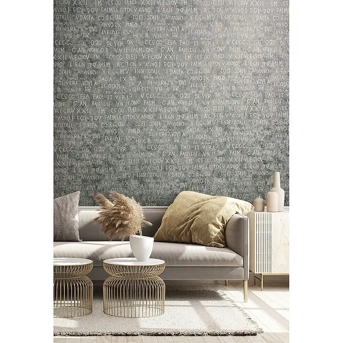 Livingwalls Vliestapete Grafisch, grau-braun - 10.050 x 530 mm - Zwei runde, goldfarbene Metallbeistelltische mit weißen Platten neben einem hellgrauen Sofa.