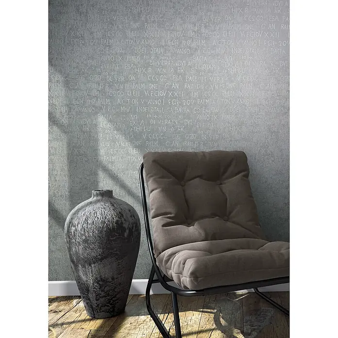 Livingwalls Vliestapete Grafisch, hellgrau - 10.050 x 530 mm - Ein dunkelbrauner Polsterstuhl mit schwarzem Metallgestell steht auf Holzboden neben einer strukturierten dunkelgrauen Vase vor einer grauen Textwand.