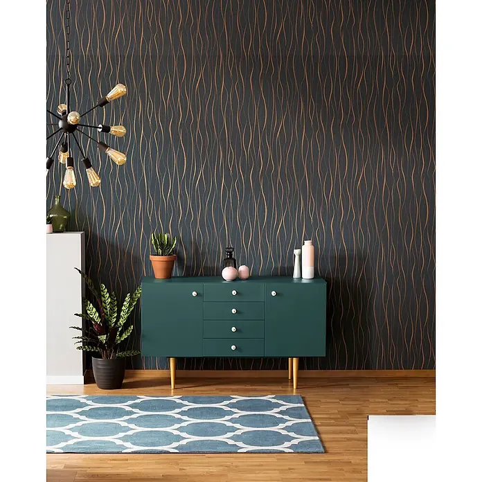 Livingwalls Vliestapete Welle, schwarz-gold -  - Dunkelgraue Tapete mit vertikalen, wellenförmigen goldbraunen Linien.