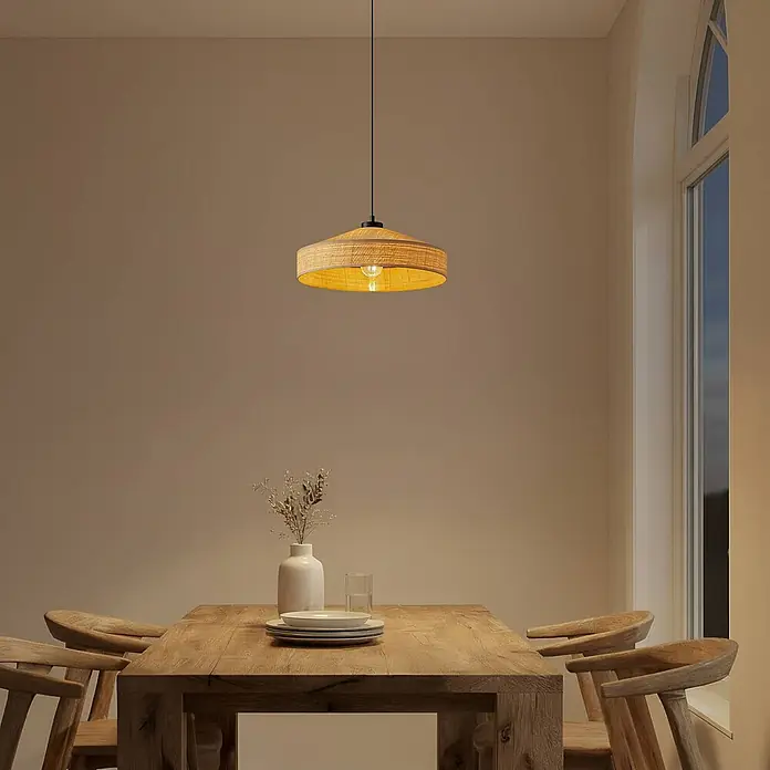 Lindby Pendelleuchte Haldor - L x B x H: 40 x 40 x 13,5 cm, creme / amber, beige, E27 - Hängelampe aus geflochtenem Naturmaterial über einem Holzesstisch, beleuchtet und mit warmem Licht.