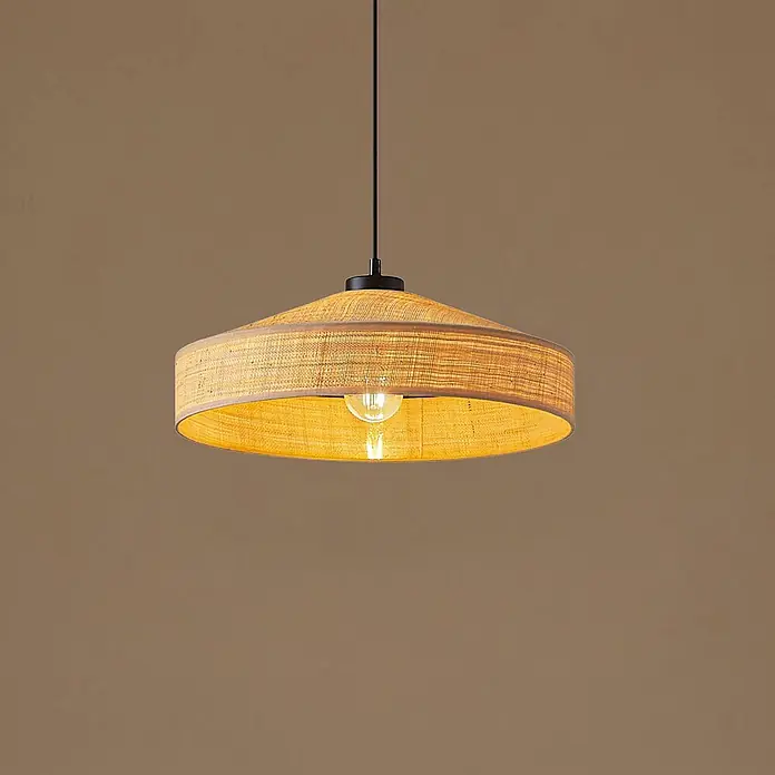 Lindby Pendelleuchte Haldor - L x B x H: 40 x 40 x 13,5 cm, creme / amber, beige, E27 - Hängende Leuchte aus geflochtenen Naturfasern mit breitem, flachem Schirm und sichtbarer warmer Glühbirne an schwarzem Kabel.