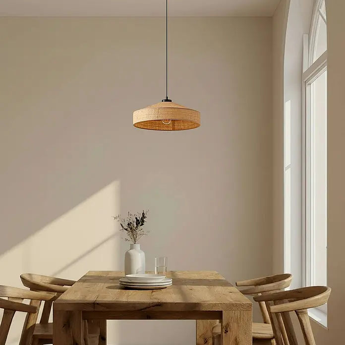 Lindby Pendelleuchte Haldor - L x B x H: 40 x 40 x 13,5 cm, creme / amber, beige, E27 - Pendelleuchte aus natürlichem Rattan über einem Holztisch in einem hellen Raum.