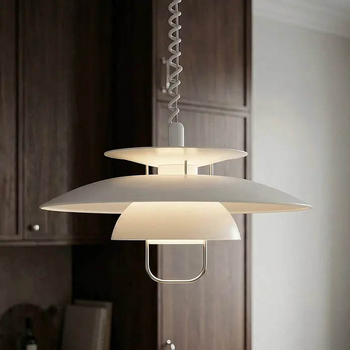 Lindby Pendelleuchte Nadija - L x B x H: 43 x 43 x 22 cm, weiß / opal, weiß, E27 - Eine weiße mehrstufige Pendelleuchte mit Spiralkabel hängt beleuchtet in einem Raum mit dunklen Holzschränken.