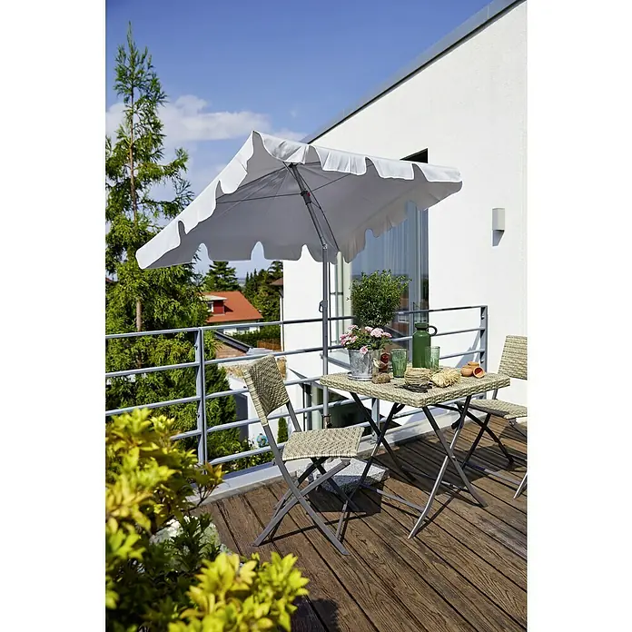 Sunfun Balkonschirm Messina II - Lichtgrau, Bespannungsmaß (L x B): 180 x 120 cm - Stilvolle Gartensitzgruppe mit Tisch, Stühlen und Sonnenschirm auf einer Holzterrasse mit Blick ins Grüne. Ideal zum Entspannen im Freien.