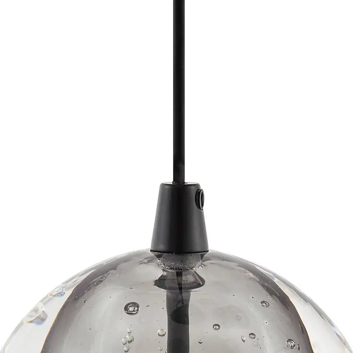 Lucande Pendelleuchte Hayley - klar / transparent, klar, Schwarz - Nahaufnahme einer Pendelleuchte mit schwarzem Kabel, schwarzer Fassung und einem klaren Glasschirm mit dekorativen Blasen.